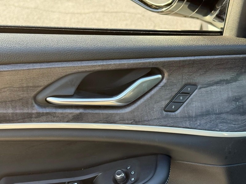 Jeep Grand Cherokee 4xe Vehicle Full-screen Gallery Image 16