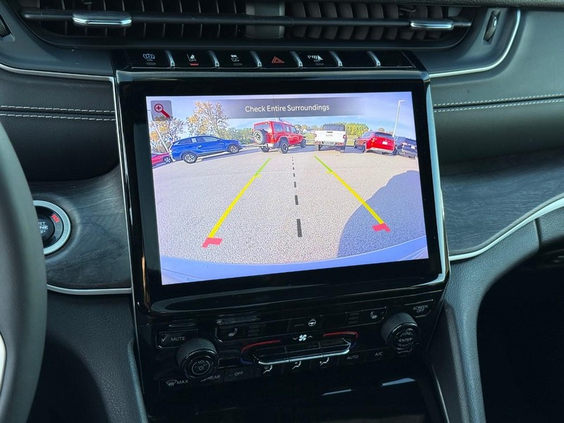 Jeep Grand Cherokee 4xe Vehicle Full-screen Gallery Image 23