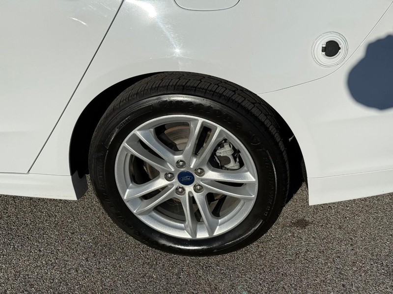 Ford Fusion Hybrid Vehicle Image 05