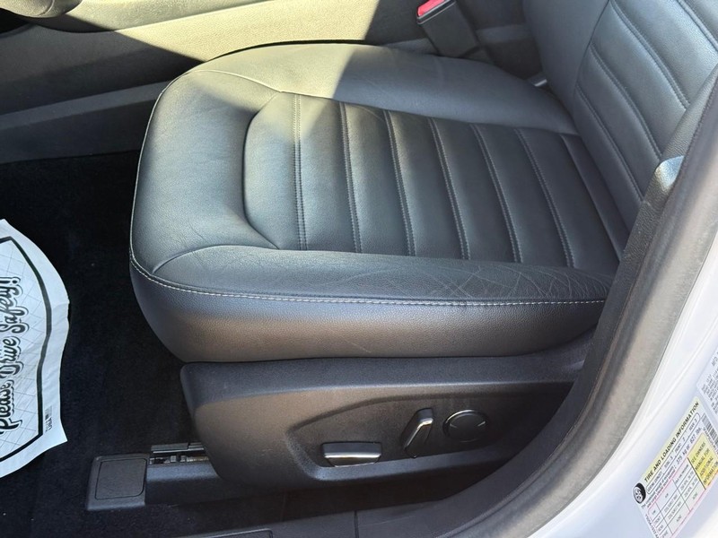 Ford Fusion Hybrid Vehicle Image 21