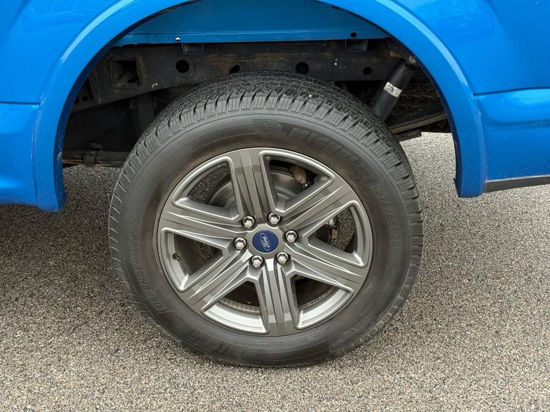 Ford F-150 Vehicle Full-screen Gallery Image 4