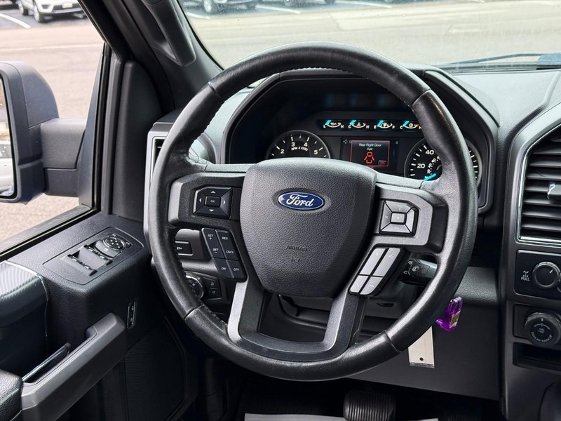 Ford F-150 Vehicle Full-screen Gallery Image 11