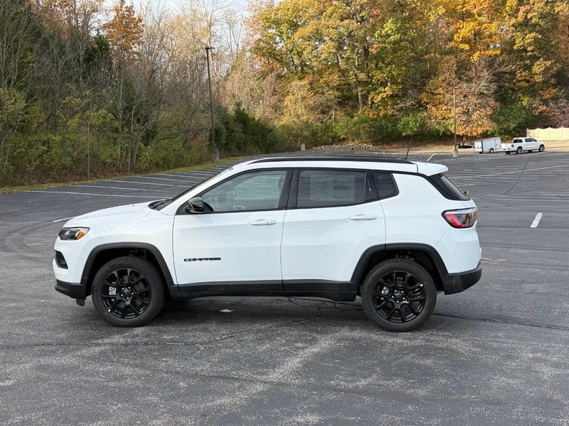 Jeep Compass Vehicle Full-screen Gallery Image 2