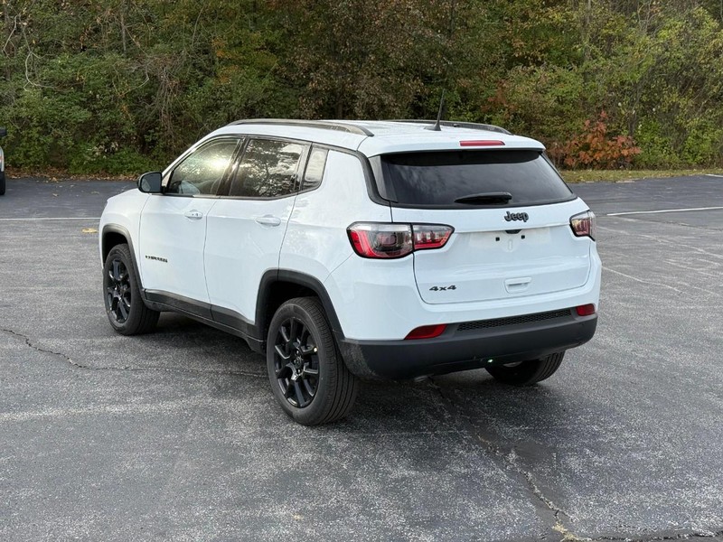 Jeep Compass Vehicle Full-screen Gallery Image 3