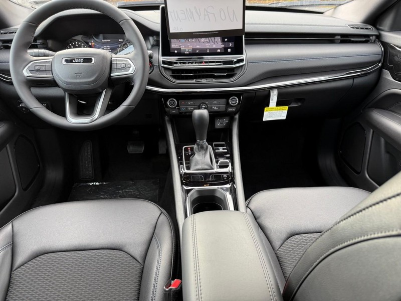 Jeep Compass Vehicle Full-screen Gallery Image 6