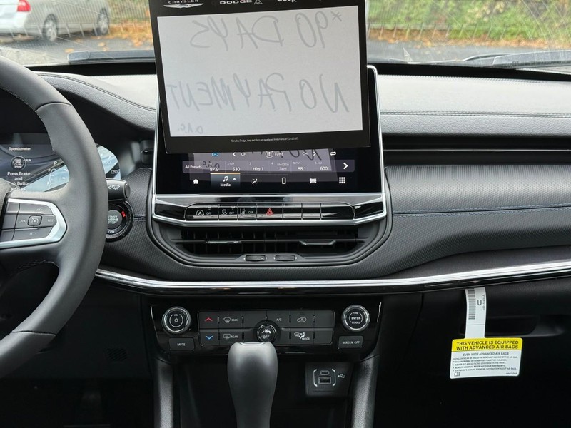 Jeep Compass Vehicle Full-screen Gallery Image 8