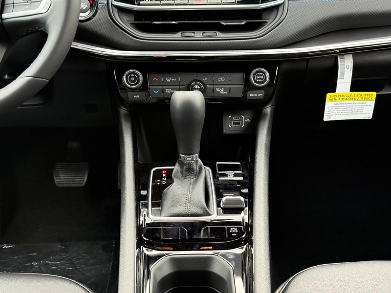 Jeep Compass Vehicle Full-screen Gallery Image 9