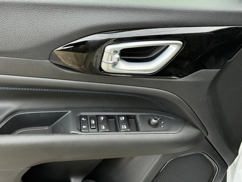 Jeep Compass Vehicle Full-screen Gallery Image 10