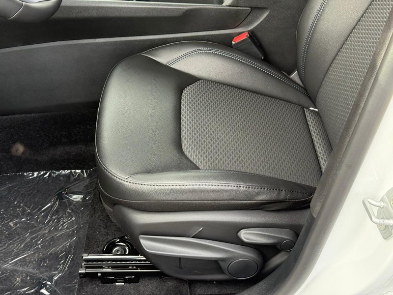 Jeep Compass Vehicle Full-screen Gallery Image 12