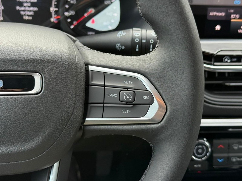 Jeep Compass Vehicle Full-screen Gallery Image 14