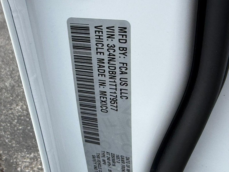 Jeep Compass Vehicle Full-screen Gallery Image 16