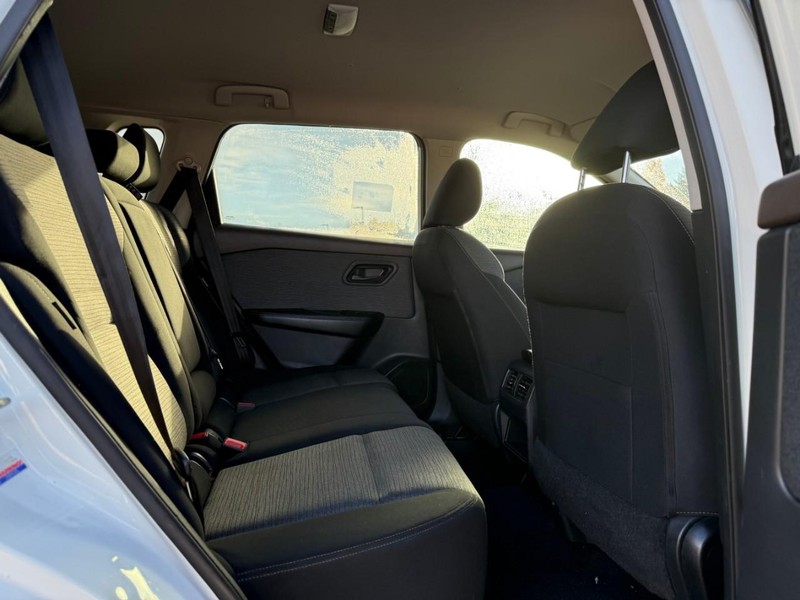 Nissan Rogue Vehicle Image 12