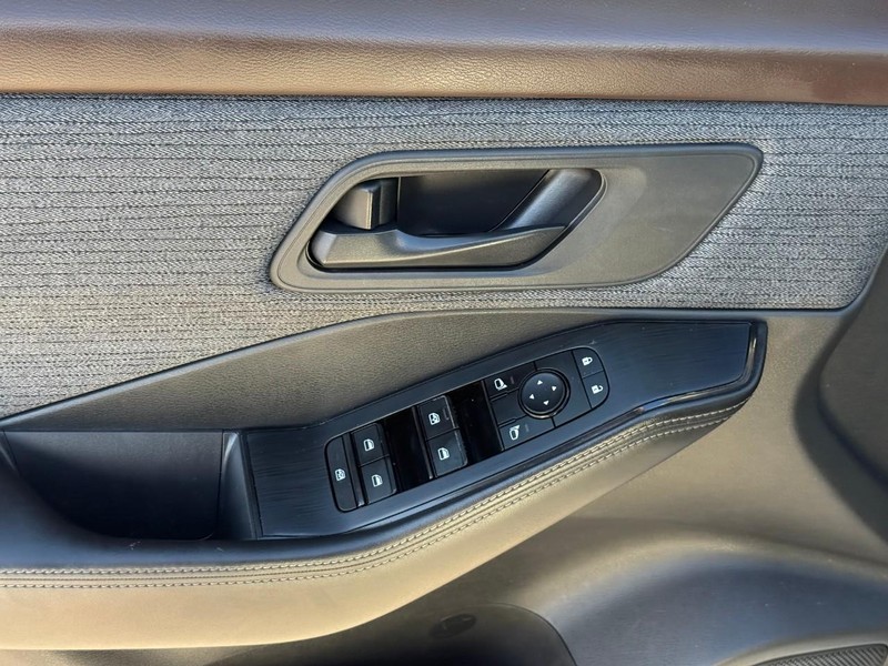 Nissan Rogue Vehicle Image 17