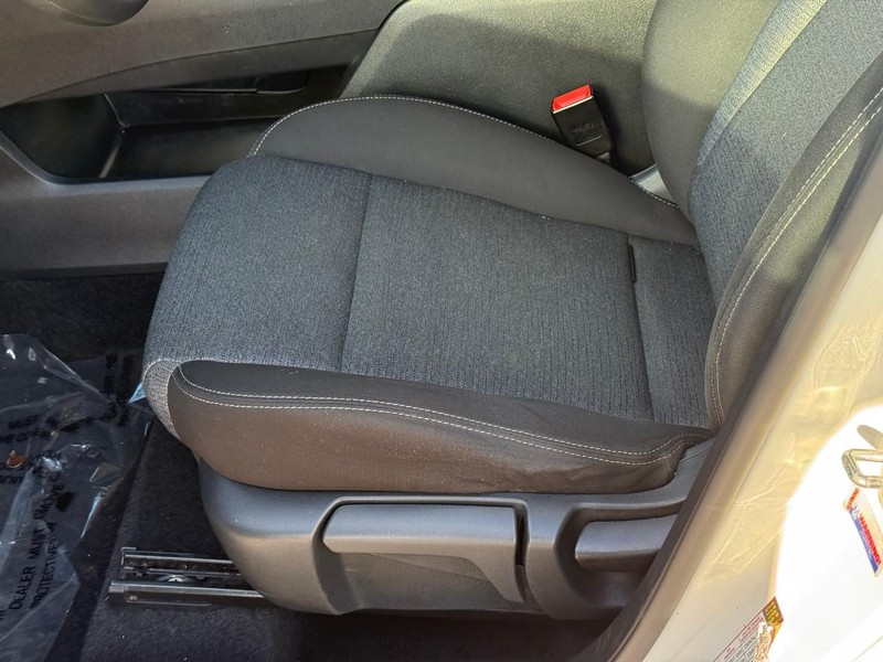 Nissan Rogue Vehicle Image 18