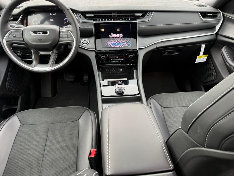 Jeep Grand Cherokee L Vehicle Image 09