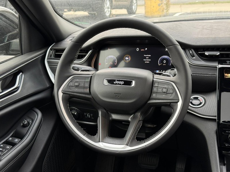 Jeep Grand Cherokee L Vehicle Image 11