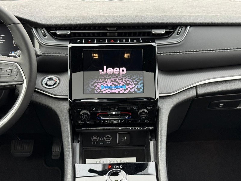 Jeep Grand Cherokee L Vehicle Image 12