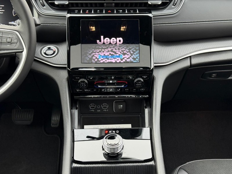 Jeep Grand Cherokee L Vehicle Image 13