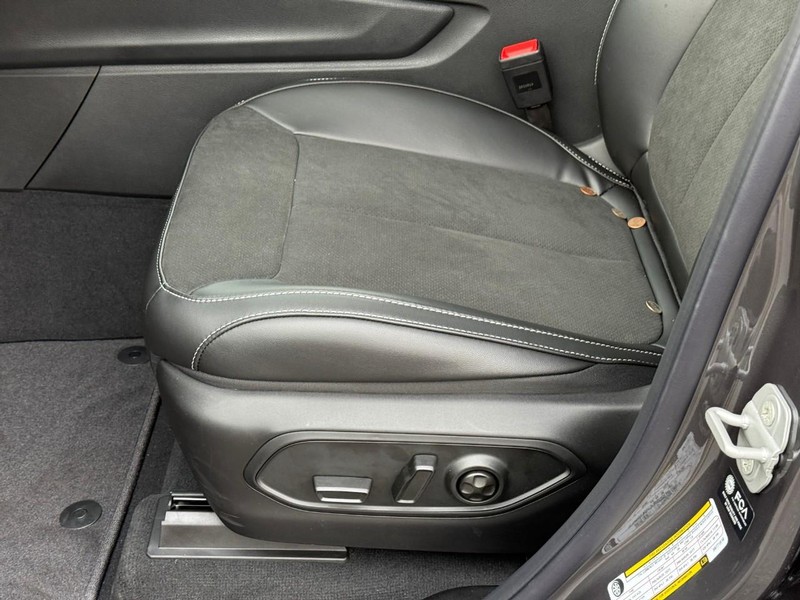 Jeep Grand Cherokee L Vehicle Image 16