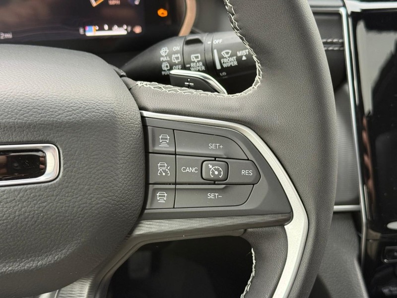 Jeep Grand Cherokee L Vehicle Image 18