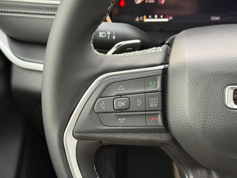 Jeep Grand Cherokee L Vehicle Image 19