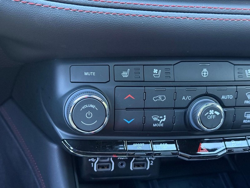 Dodge Durango Vehicle Full-screen Gallery Image 18