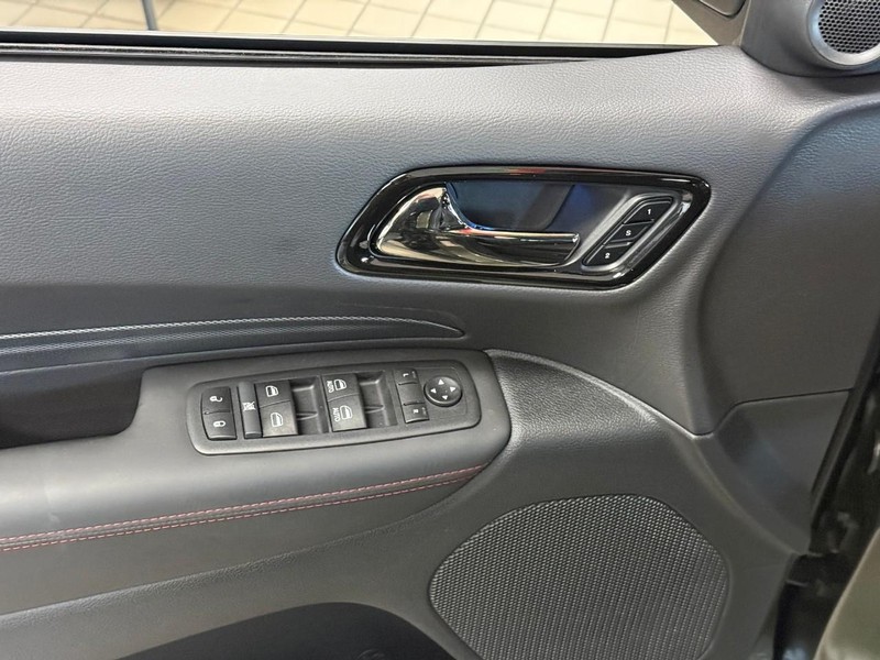 Dodge Durango Vehicle Full-screen Gallery Image 12