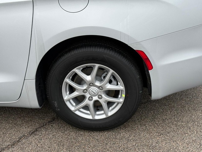 Chrysler Pacifica Vehicle Image 05