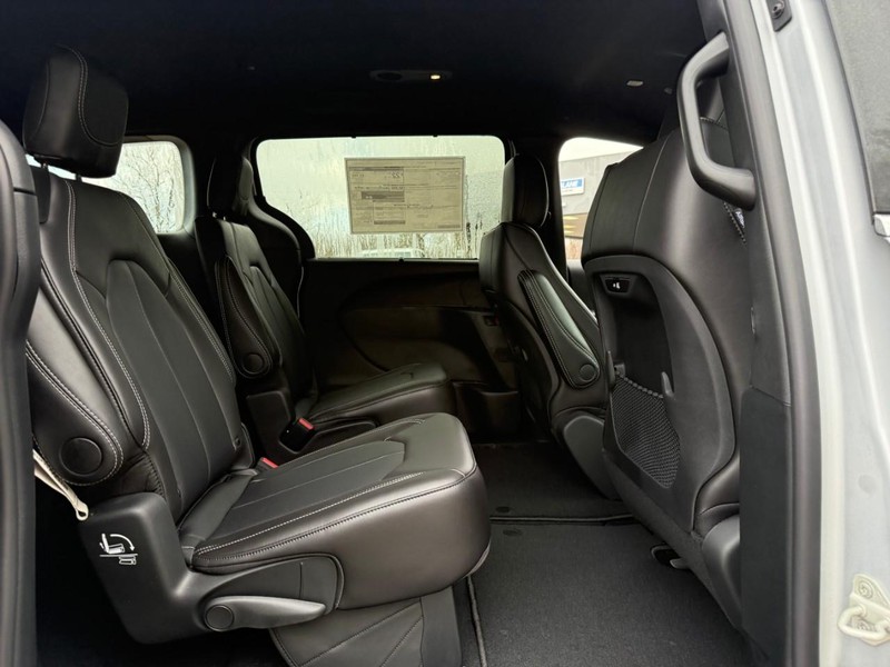 Chrysler Pacifica Vehicle Image 07