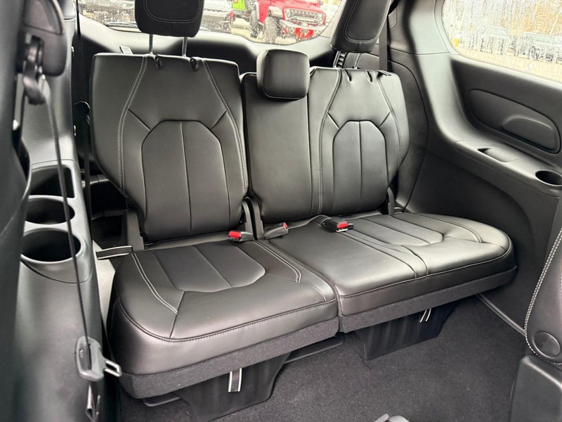 Chrysler Pacifica Vehicle Image 08