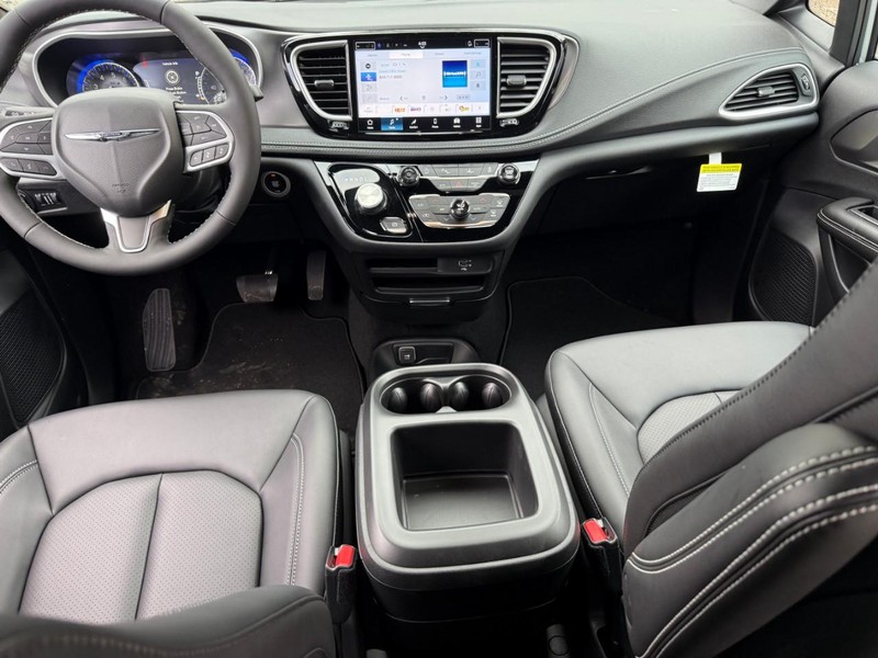 Chrysler Pacifica Vehicle Image 09