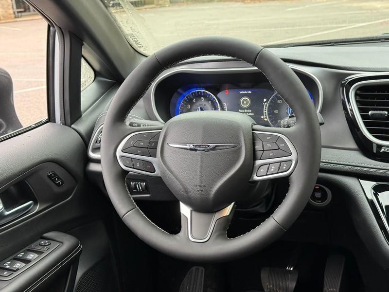 Chrysler Pacifica Vehicle Image 11