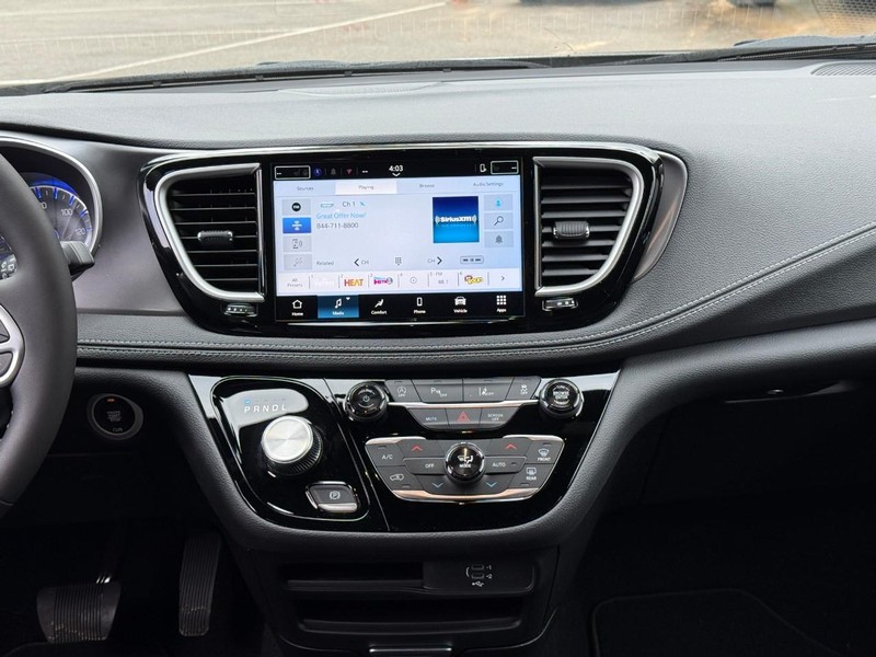 Chrysler Pacifica Vehicle Image 12