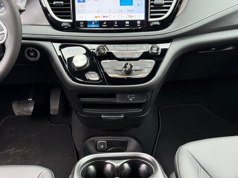 Chrysler Pacifica Vehicle Image 13