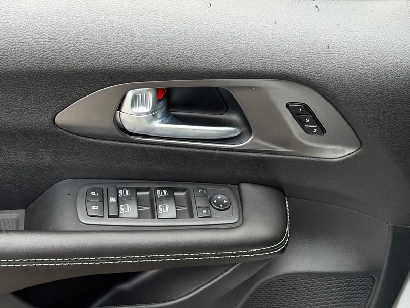 Chrysler Pacifica Vehicle Image 14