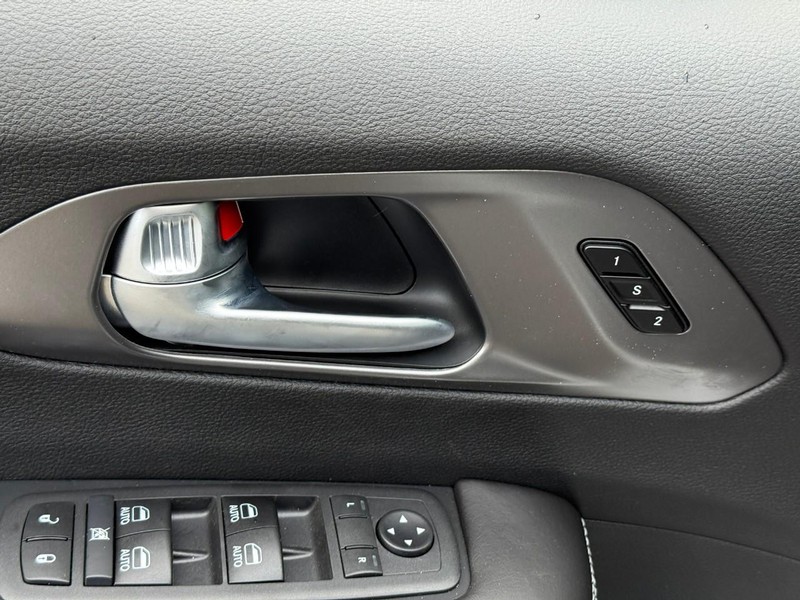 Chrysler Pacifica Vehicle Image 15