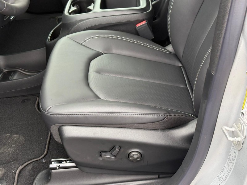 Chrysler Pacifica Vehicle Image 16