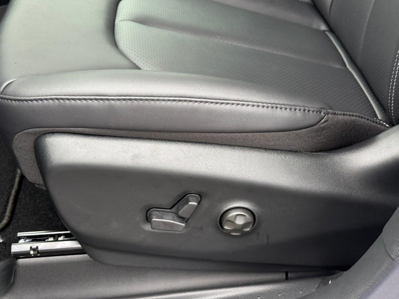 Chrysler Pacifica Vehicle Image 17