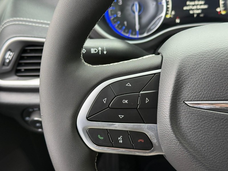 Chrysler Pacifica Vehicle Image 18