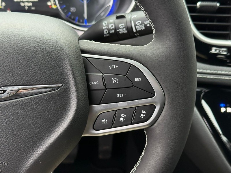 Chrysler Pacifica Vehicle Image 19