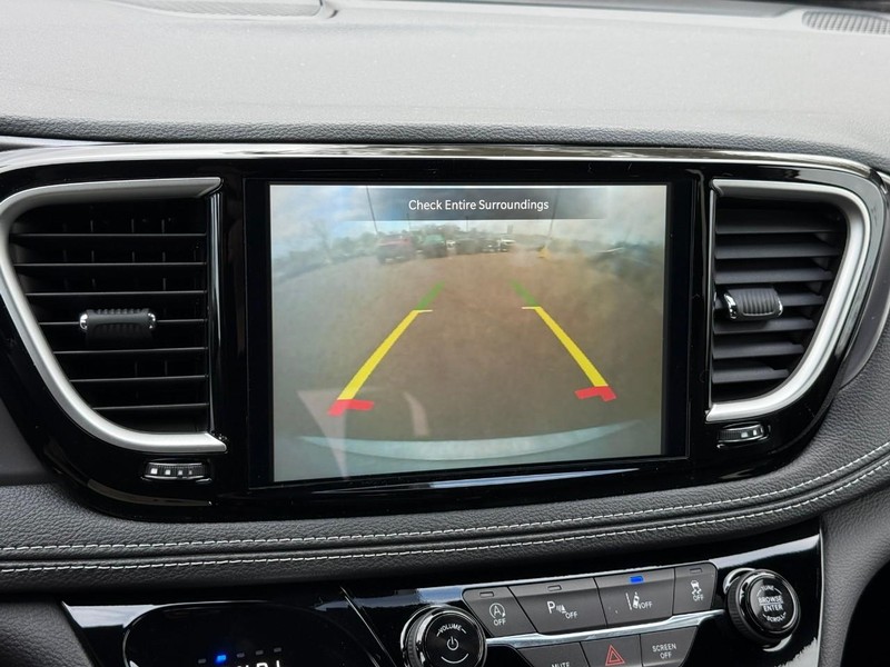 Chrysler Pacifica Vehicle Image 20