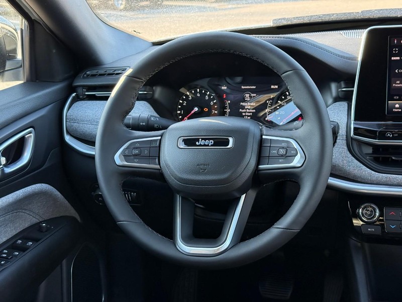 Jeep Compass Vehicle Image 11