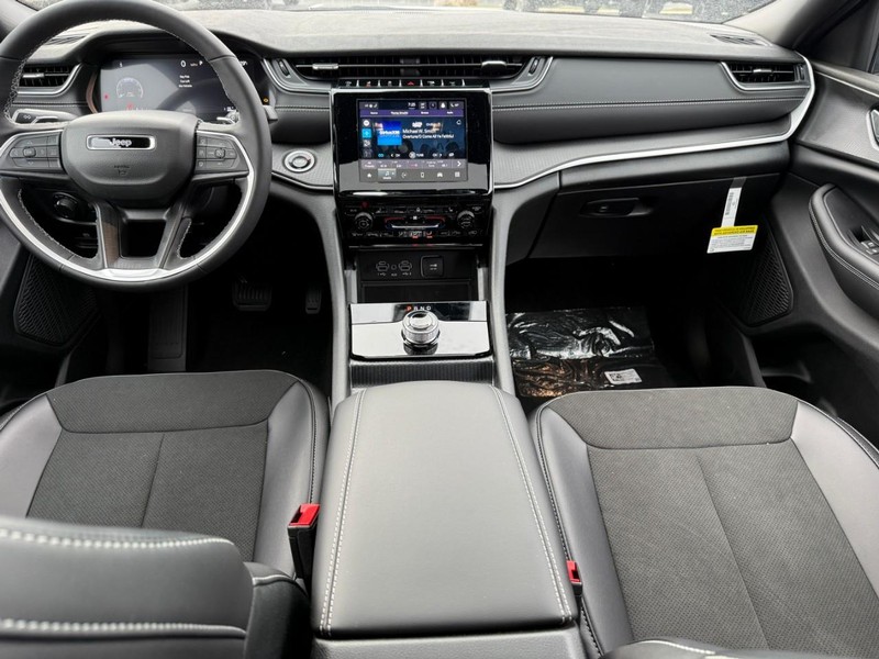 Jeep Grand Cherokee L Vehicle Image 09