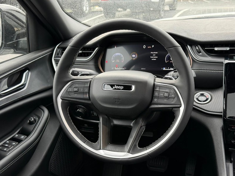 Jeep Grand Cherokee L Vehicle Image 11