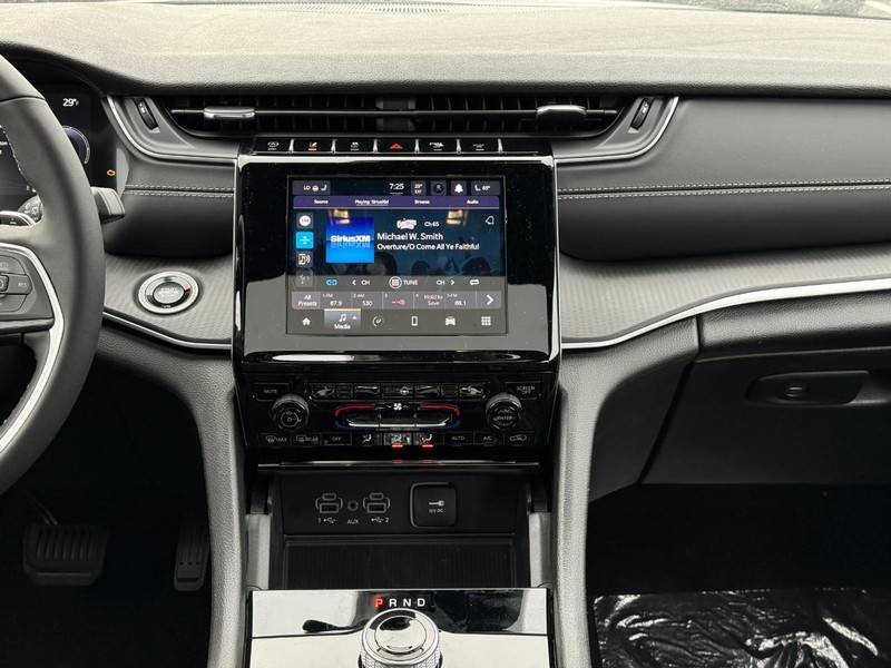 Jeep Grand Cherokee L Vehicle Image 12