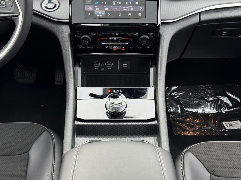 Jeep Grand Cherokee L Vehicle Image 14