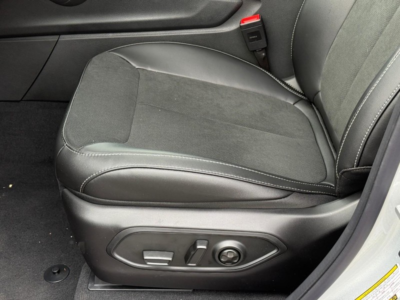 Jeep Grand Cherokee L Vehicle Image 16