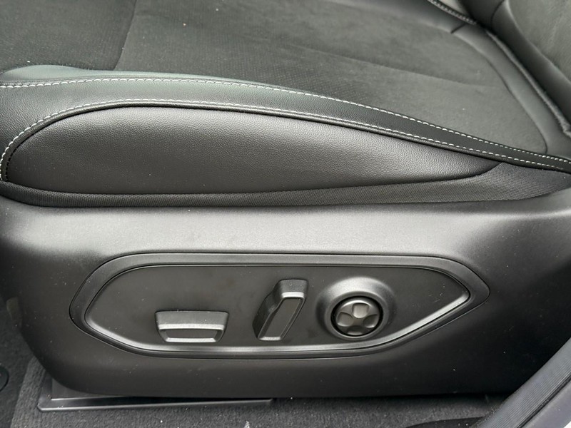 Jeep Grand Cherokee L Vehicle Image 17