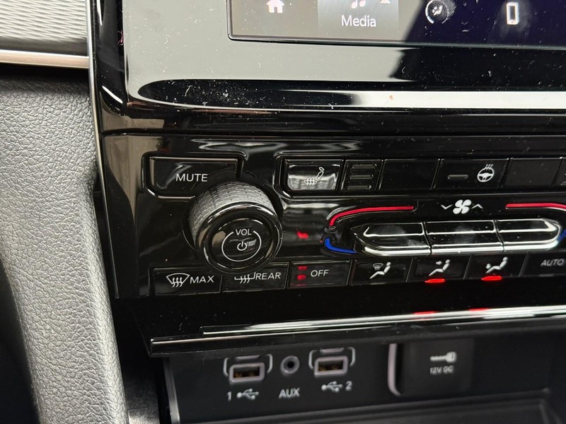 Jeep Grand Cherokee L Vehicle Image 21