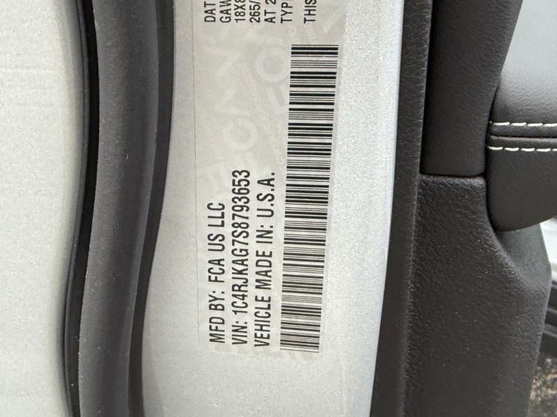 Jeep Grand Cherokee L Vehicle Image 23